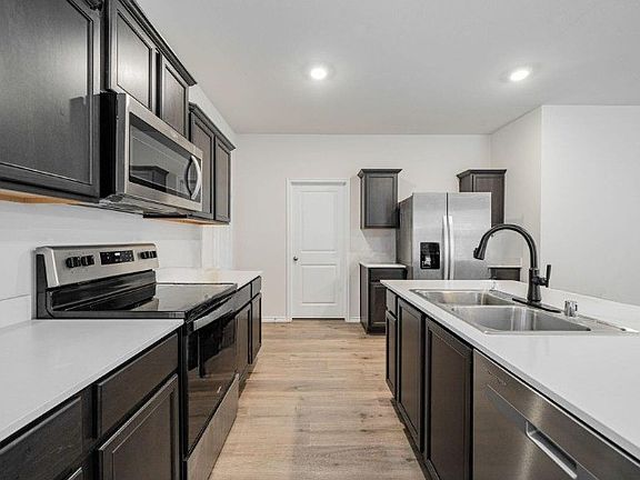 3rd image of 1415 Trillium Ln
