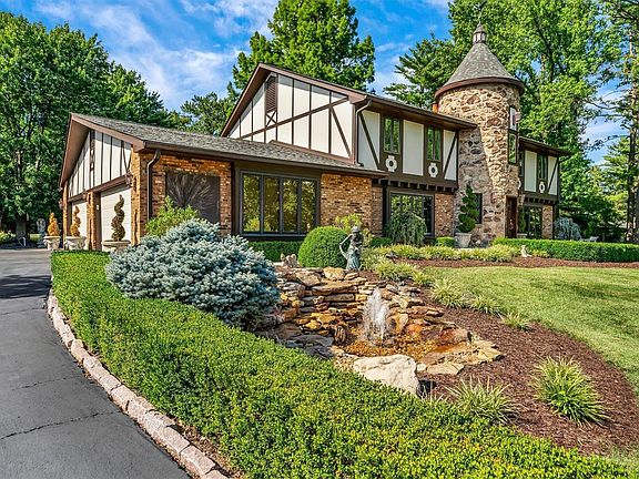 2nd image of 22 Sackston Woods Ln