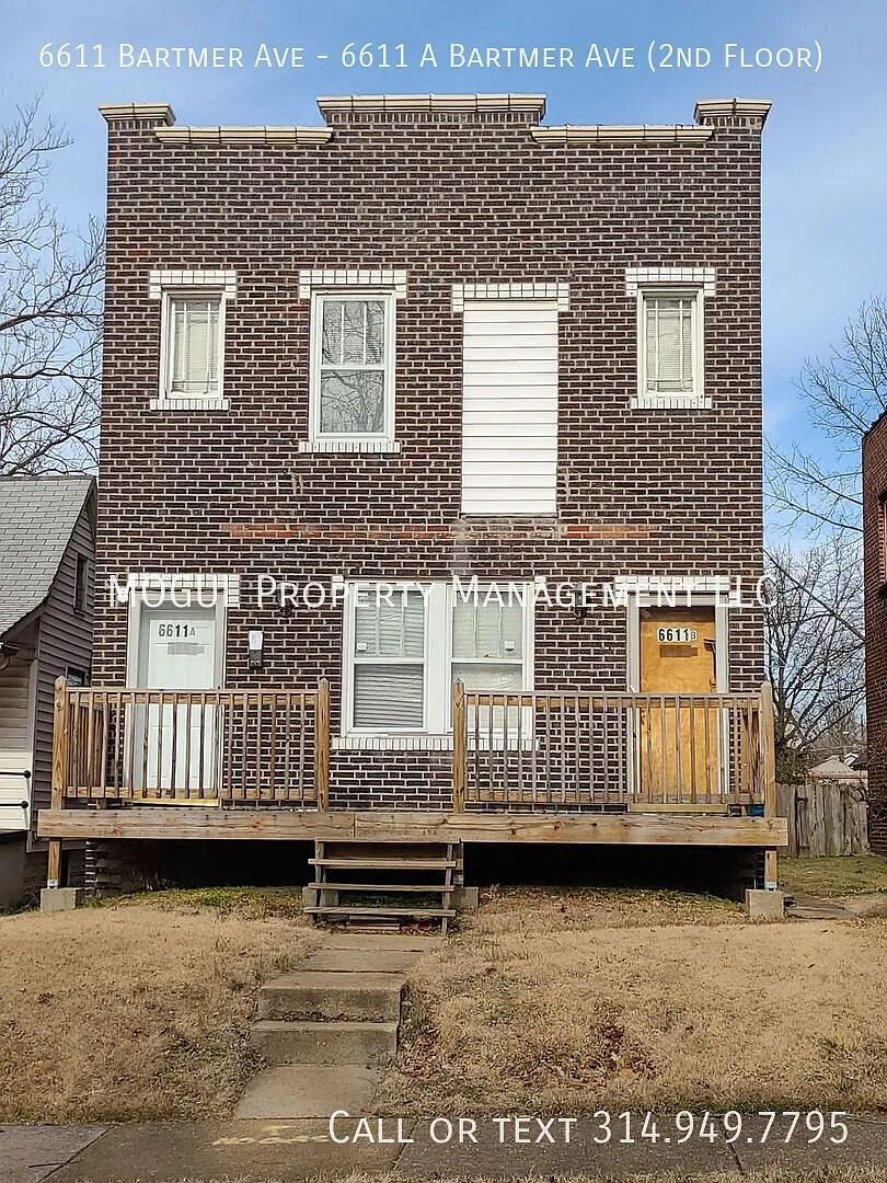 Huge Top Floor All Electric Home! Off Street Parking! — Photo 2
