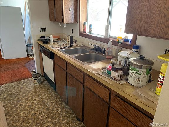 4th image of 8417 95th St SW