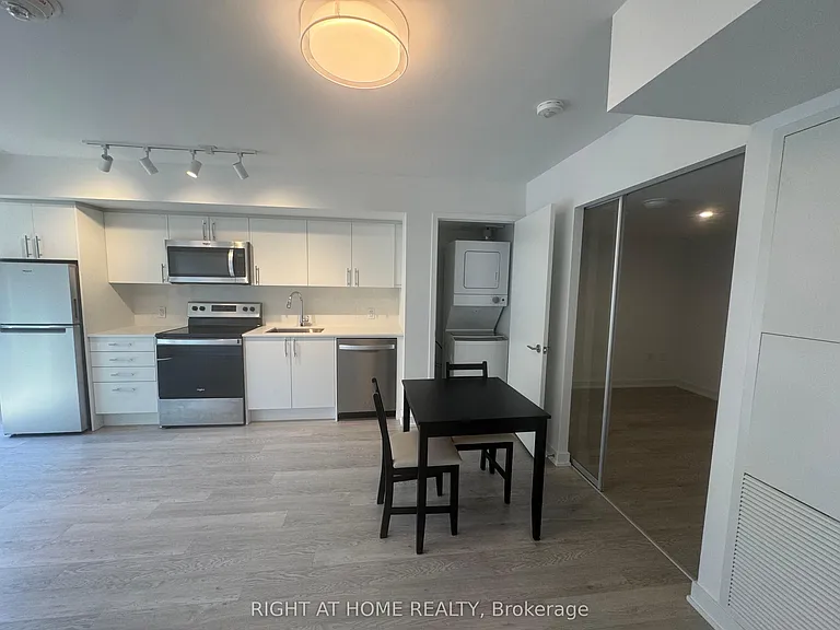 3 Strathgowan Ave #322 — Photo 11