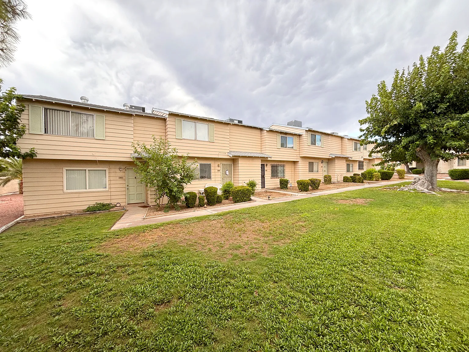 3 bed, 1.5 bath, 1010 sqft, $1,395 — Photo 1
