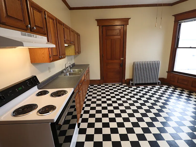 Beautiful and Unique Victorian Apartment Building — Photo 13