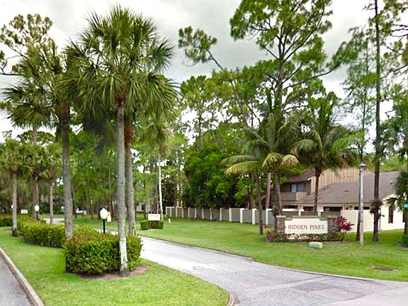 Entrance from Wellington Trace