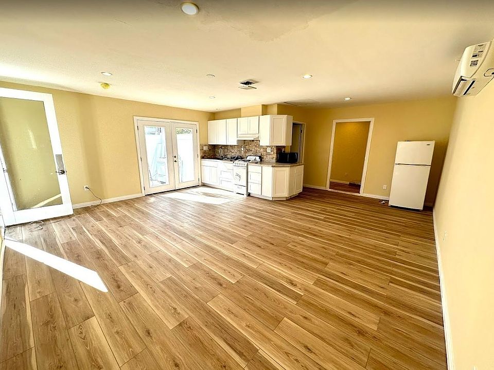1st image of 17427 Burbank Blvd