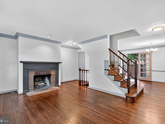 4th image of 700 W Abingdon Ct