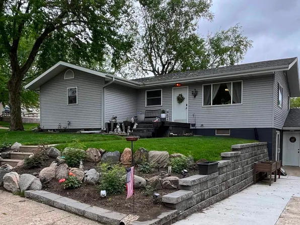 205 W Lost Island St, Graettinger, IA 51342