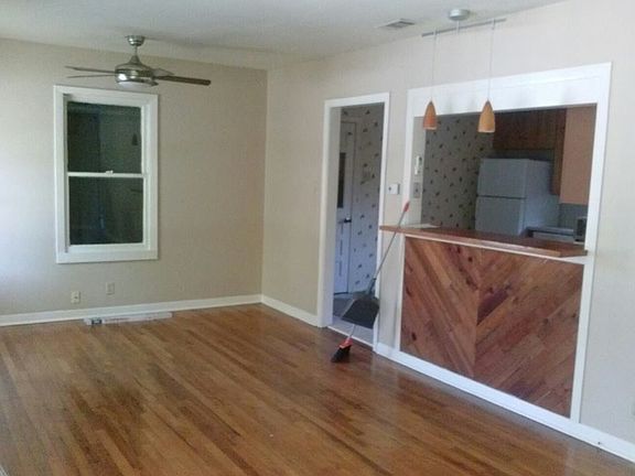 3rd image of 700 W Caddo St