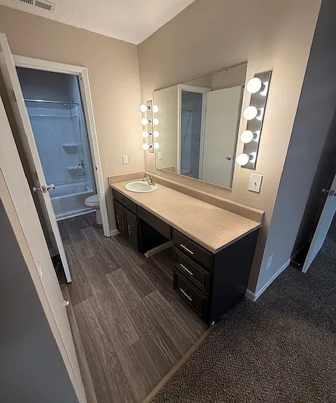 Continent French Quarter Apt — Photo 26