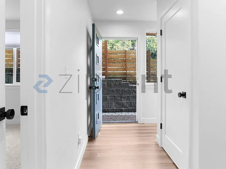4605 NE 107th St — Photo 15