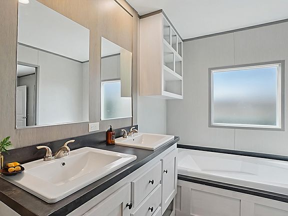En Suite Dual Vanities Soaker Tub