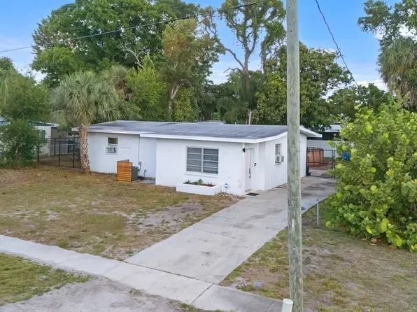 912 Hibiscus Ln, North Fort Myers, FL 33903