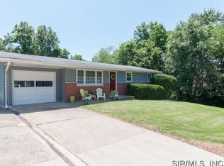 2100 Easy St, Highland, IL 62249