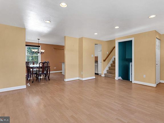 3rd image of 708 N Sterling Blvd