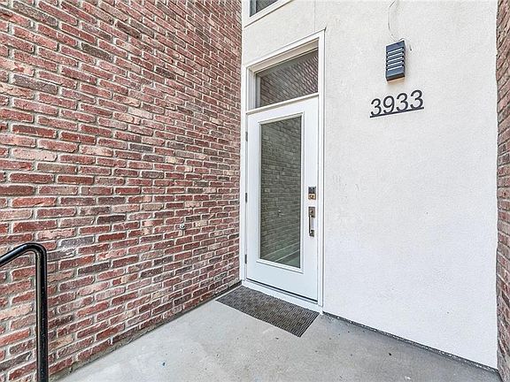 5th image of 3933-3937 Kenwood Ave