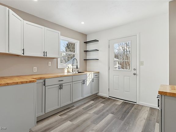 5th image of 275 Goodview Ave