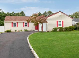 26 Blueberry Ln, East Patchogue, NY 11772