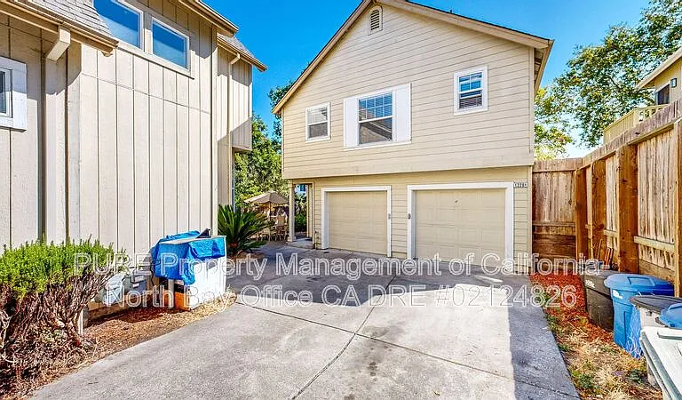 1220B Hidden Creek Pl #B — Photo 2