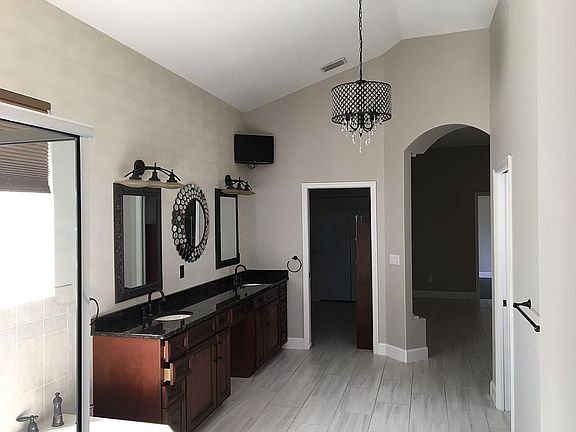 2nd image of 19 Emerald Oaks Ln