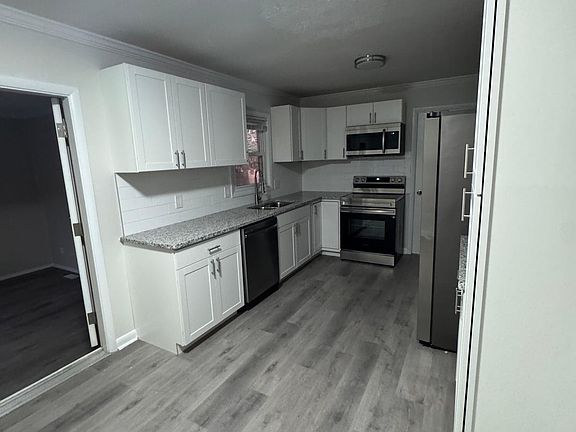 4th image of 1001 Chesterfield Dr