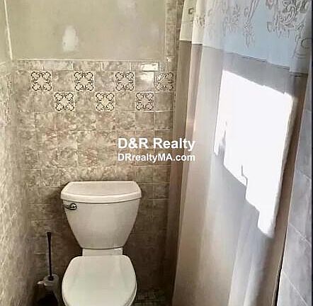 4th image of 402 Pleasant St #302374644