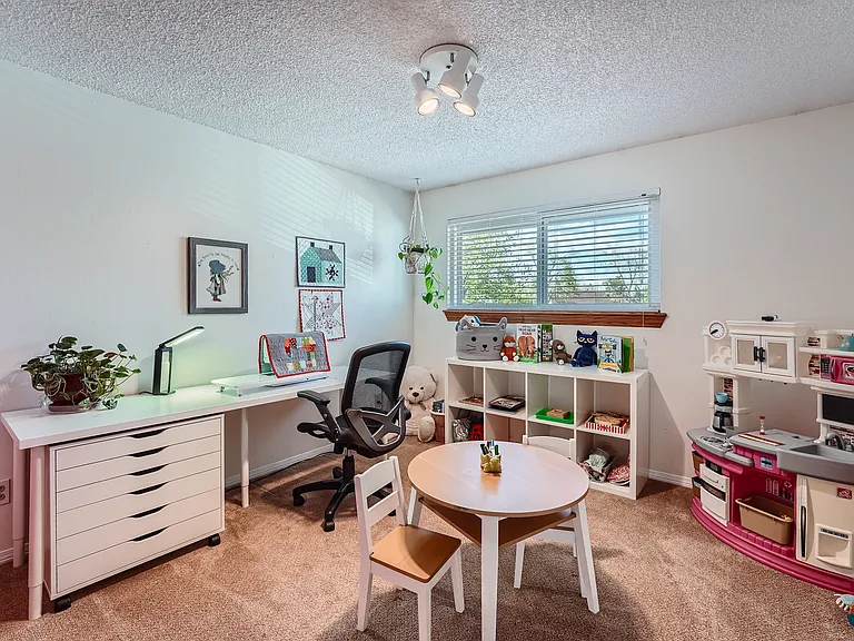 621 Devinney Ct — Photo 17