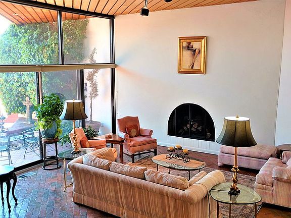 Living Room w? 10"  Ceiling