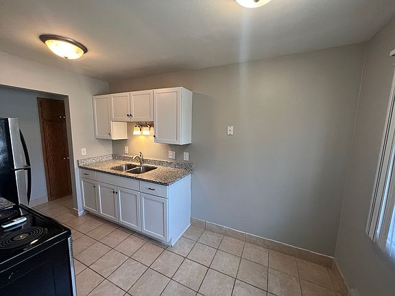 4th image of 1037 Cromwell Ave #301