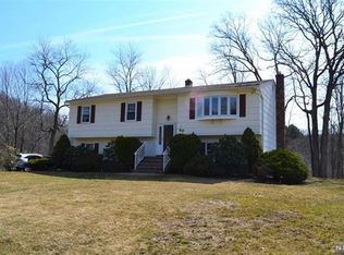 20 Albertine Pl, Oak Ridge, NJ 07438