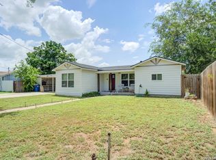 303 LEE DR, Devine, TX 78016