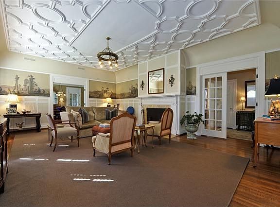 2nd image of 3942 Woodlawn Dr