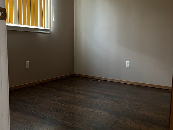 4th image of 23753 Columbus Ave