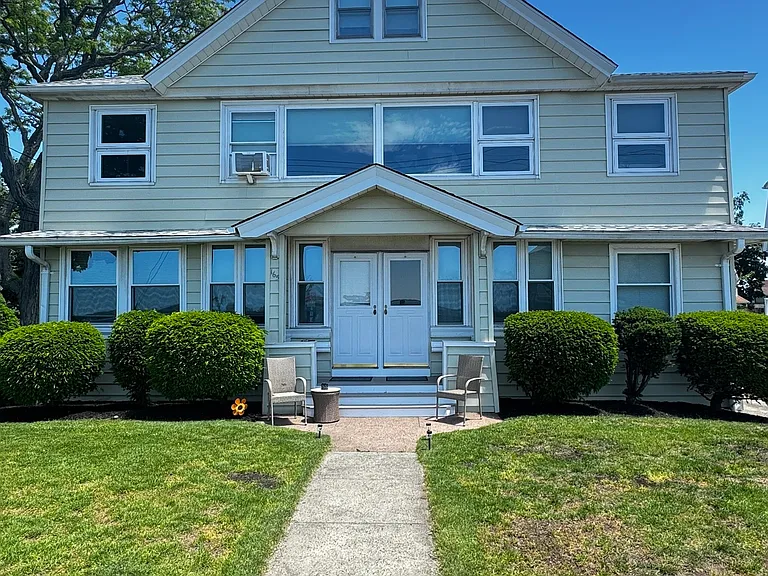 165 Townsend Ave — Photo 3