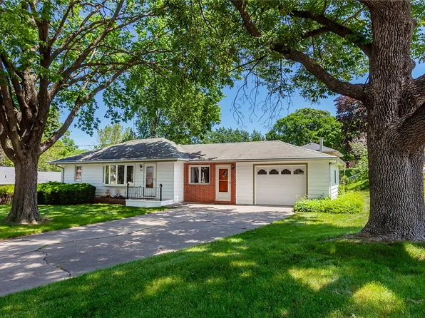 405 N 4th St, Carlisle, IA 50047