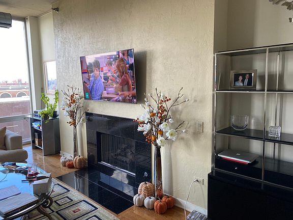 4th image of 720 N Larrabee St #9