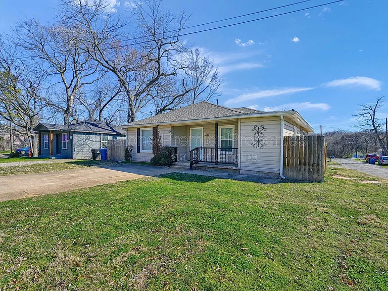 1624 S Fannin Ave — Photo 3