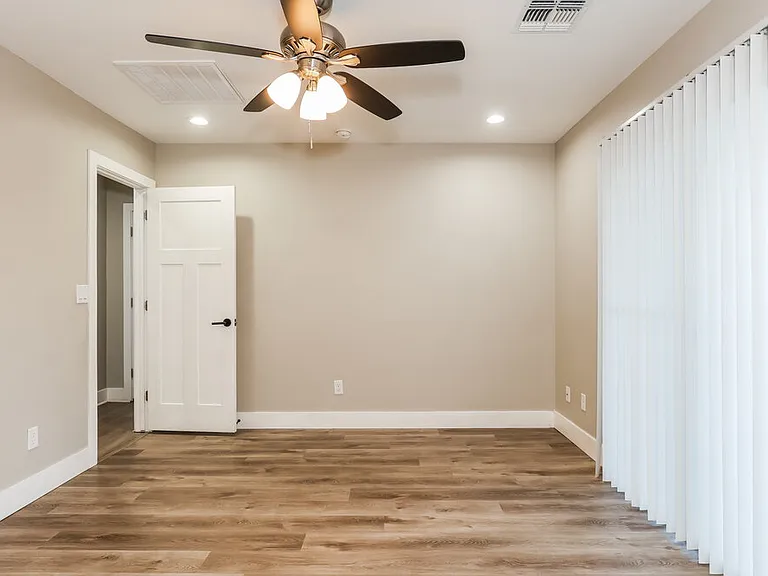 2321 W Mobile Ln — Photo 8