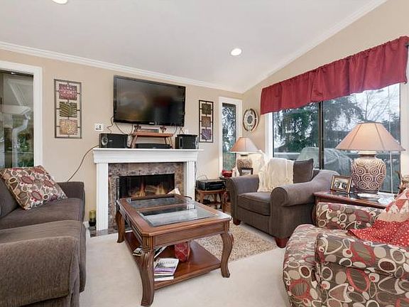 5th image of 405 210th Ave NE