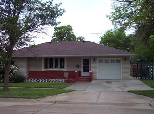 319 W 17th St, Kearney, NE 68845