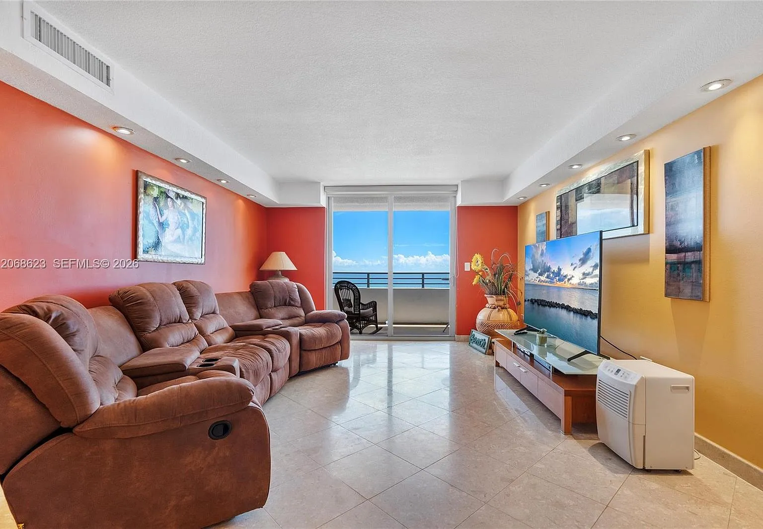 Oceanside Plaza Condo — Photo 3