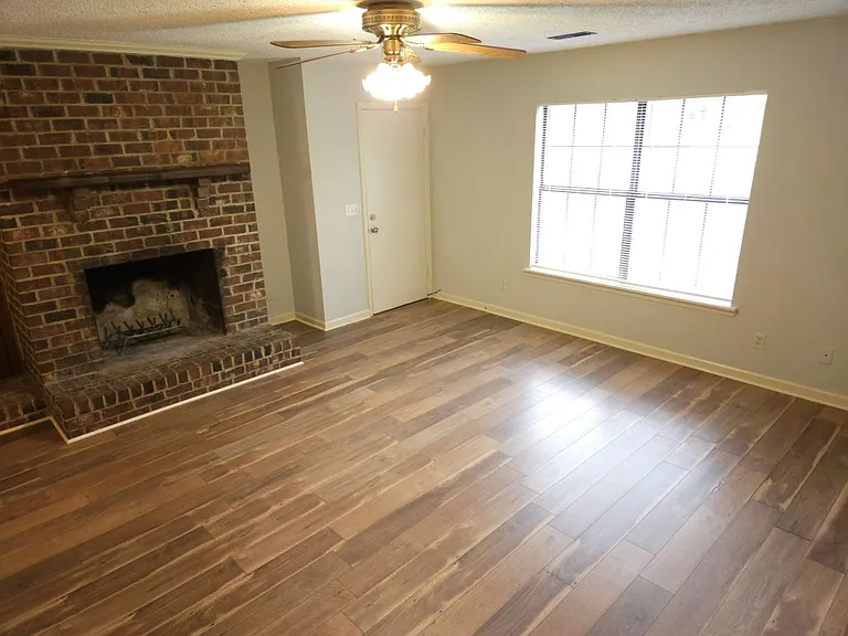 340 Creekwood Ct #B — Photo 3
