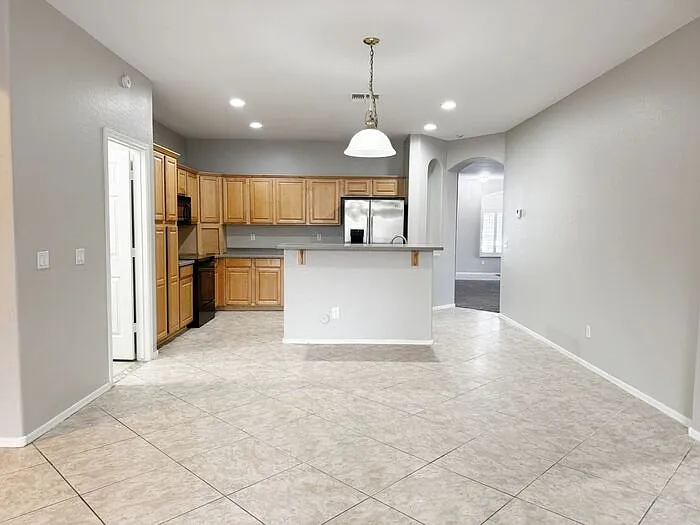 2421 W Ellis St — Photo 18