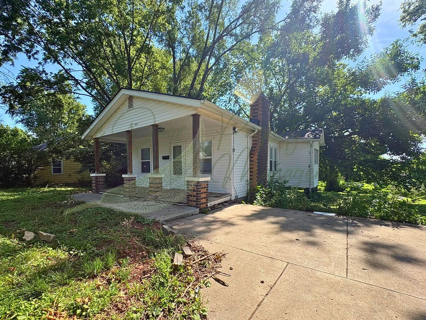 Charming Updated Bungalow — Photo 2