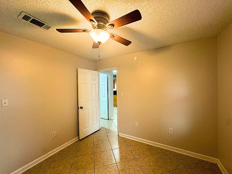 Willow Tree Apartments — Photo 11