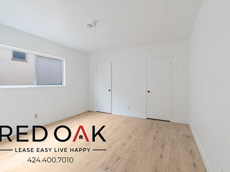 3925 Roxanne Ave #4 — Photo 2