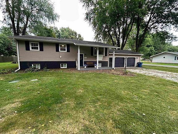 3rd image of 906 N Hillcrest Rd