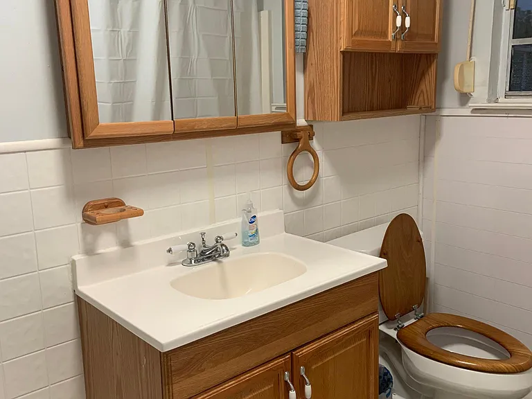 Full Bath Sink/Toilet