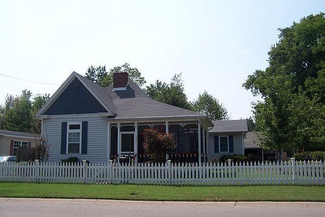 1st image of 1220 Woodlawn Ave