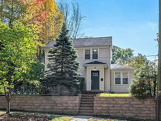 2nd image of 35 Lake St