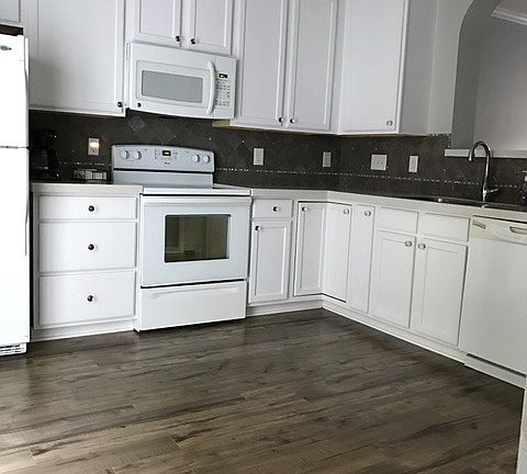Kitchen w/ laminate hw floor